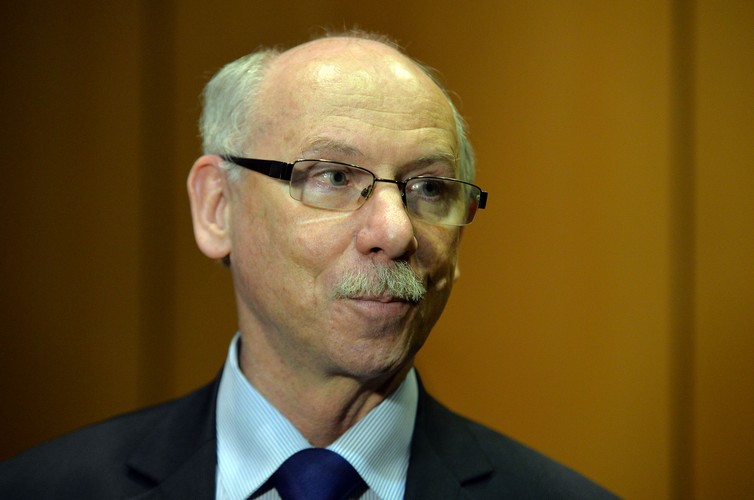 <strong>Miejsce 39. Janusz Lewandowski, były komisarz UE ds. budżetowych</strong> 
<br /><br />

Po tym jak zadbał o rekordowy unijny budżet dla Polski, teraz przejmuje pałeczkę po Janie Krzysztofie Bieleckim, głównym doradcy gospodarczym Donalda Tuska i Ewy Kopacz. Rada Gospodarcza, której szefuje, odegrała ważną rolę przy zmianach w OFE. Teraz prawdopodobnie stanie się ośrodkiem, który będzie miał przedyskutować listę działań koniecznych w przyszłej kadencji rządu. Spośród osób z najbliższego otoczenia premier Kopacz to właśnie Lewandowski należy do największych zwolenników dyskusji o wprowadzeniu euro. Już jako komisarz wyrażał obawy, że Polska może nie zdążyć do uciekającego pociągu ze wspólną walutą. Obawia się, że strefa euro będzie się coraz silniej konsolidować i to ona stanie się faktycznym jądrem UE, w praktyce realizując pomysł Wspólnoty kilku prędkości. Wówczas Polska znajdzie się w zewnętrznym, gorszym kręgu Unii. Dlatego Lewandowski będzie głównym orędownikiem powrotu do tego tematu, tym bardziej że staje się on z naszego punktu widzenia coraz bardziej realny. Pod koniec tego roku prawdopodobnie spełnimy kryterium deficytu i w przyszłym Komisja Europejska zdejmie z nas procedurę nadmiernego deficytu. Wówczas trzeba będzie podjąć decyzje, czy i kiedy wchodzimy do mechanizmu sprawdzenia spójności kursu waluty krajowej z euro ERM-2. (go)<br /><br />