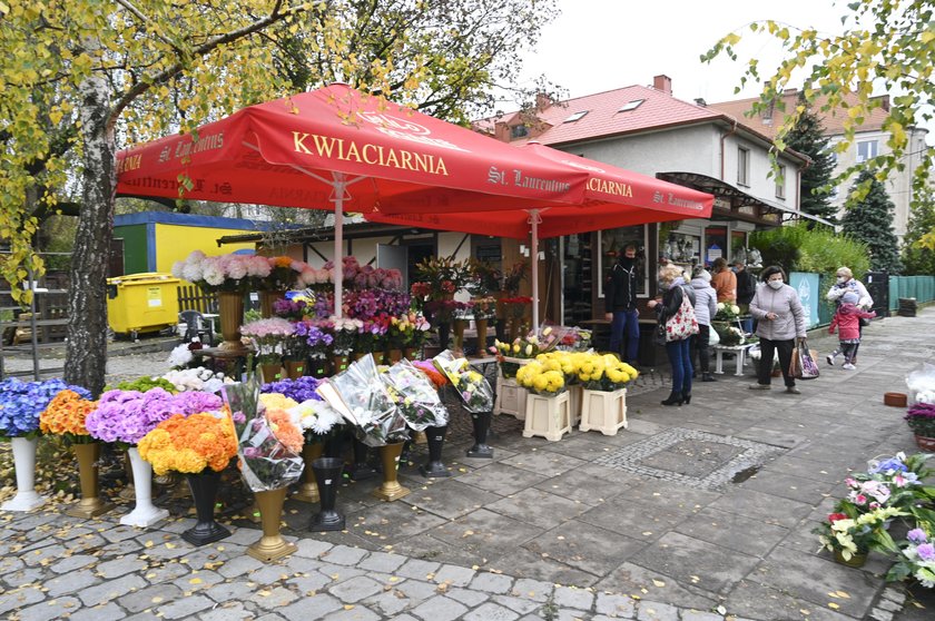 Przycmentarne stragany toną w kwiatach. 