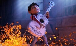 Kiedy Trump chce stawiać mury na granicy z Meksykiem, 'Coco' mury burzy. Bądź mądry. Bądź jak 'Coco' [RECENZJA]