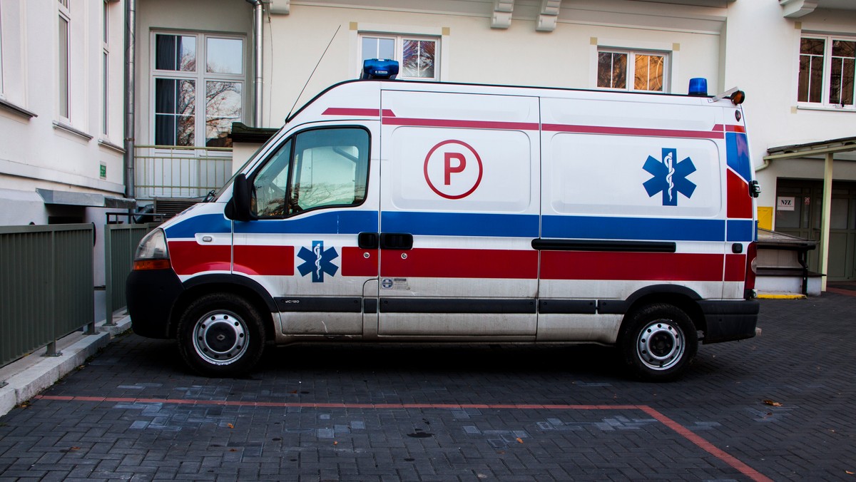 Dwuletni chłopiec wypadł w piątek z okna kamienicy w Będzinie. Dziecko przewieziono do szpitala w Sosnowcu. Okoliczności zdarzenia wyjaśniają policjanci z komendy policji w Będzinie.