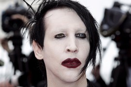 Merilin Menson USLIKAN NA AERODROMU BEZ TRUNKE ŠMINKE i bukvalno ga NIKO NIJE PREPOZNAO: Evo kako ozloglašeni muzičar izgleda U CIVILU, SA SUPRUGOM