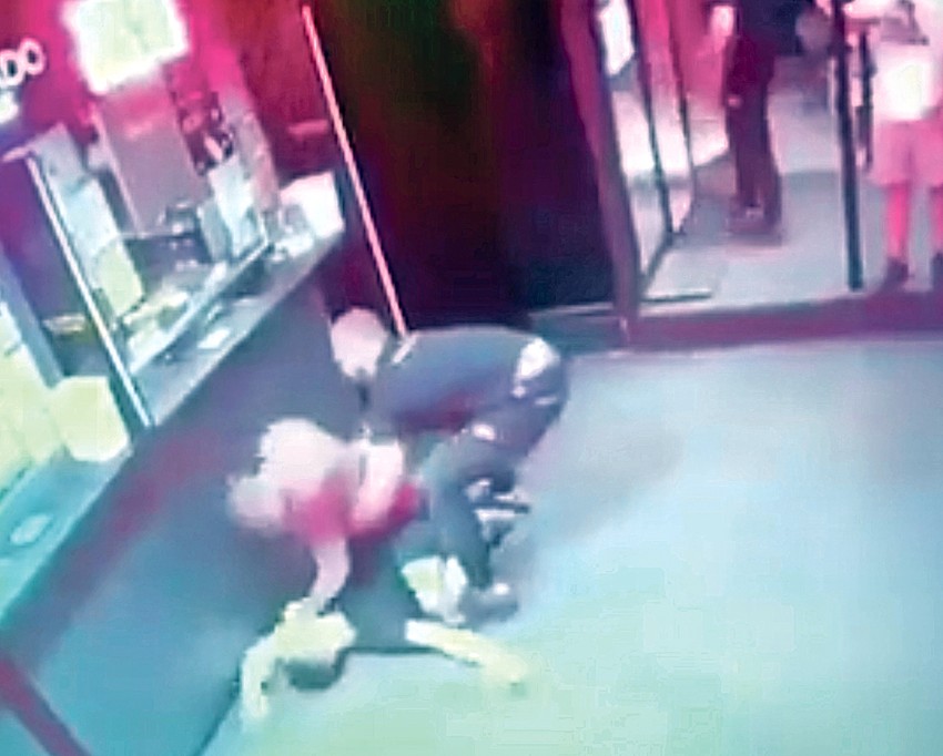 Mladić je ležao bez svesti na zemlji, a batine ni tad nisu prestale