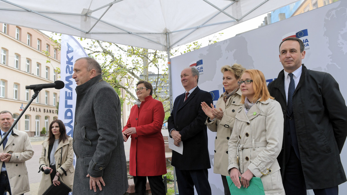 Wynegocjujemy dla Polski 500 mld zł środków z UE, to nasza obietnica wyborcza - zapowiedział dzisiaj w Łodzi szef PO Grzegorz Schetyna. Jednocześnie ocenił, że piątkowe wystąpienie Leszka Jażdżewskiego na UW "zakłóciło wsłuchiwanie się w słowa Donalda Tuska" i było "trudne do zaakceptowania".