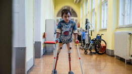 Boldog ovis lett a lábait elveszítő Viktorkából: új protézissel tanul járni a kisfiú, akinek fotókiállítás készül az életéről