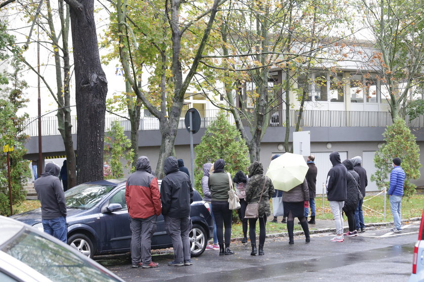 Dramat! Stoją w kolejce po test w deszczu i z objawami COVID-19