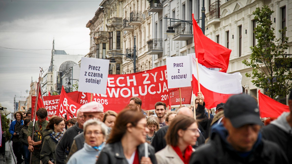 Powstanie Łódzkie było pierwszym w Imperium Rosyjskim zbrojnym zrywem robotników w trakcie Rewolucji 1905 roku. Na ul. Piotrkowskiej – szlakiem miejsc, gdzie walczono na barykadach z wojskiem carskim - odbył się przemarsz artystyczny przypominający o 113. rocznicy tego wydarzenia.