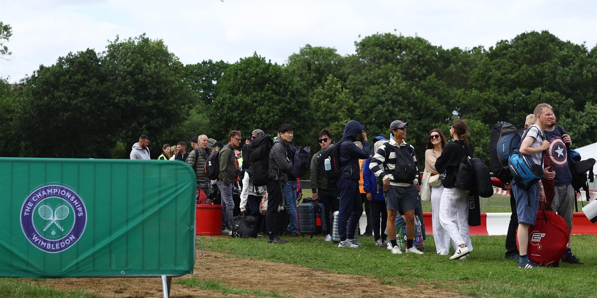 Długie kolejki do kas Wimbledonu. Dla Anglików ten turniej to ogromne święto tenisa. 