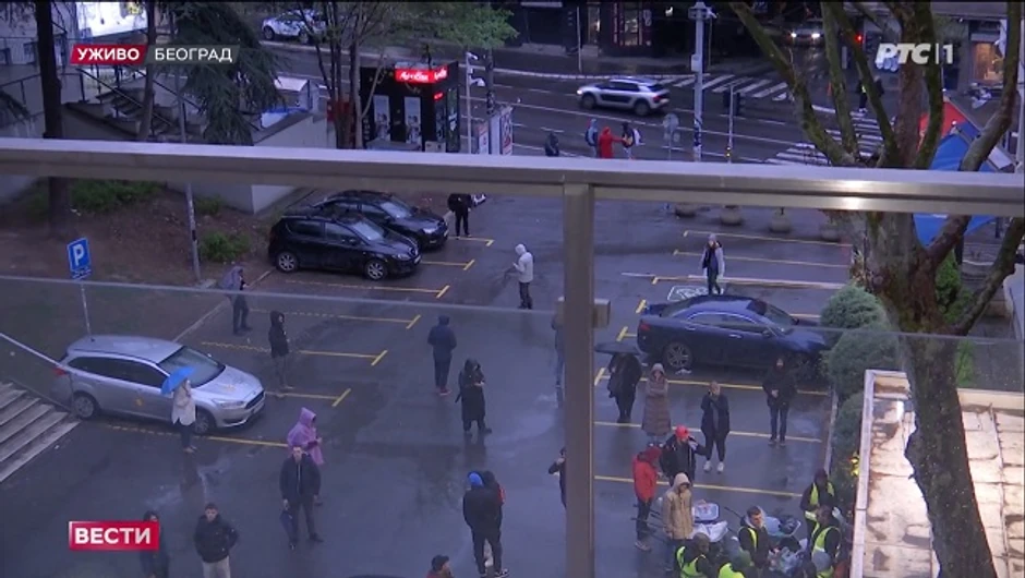 Blokada ispred RTS u Takovskoj