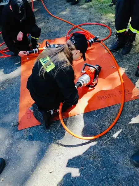 Iza podczas kursu korzystania z węża strażackiego 