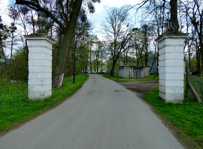 Brama wjazdowa do majątku, zdjęcie współczesne