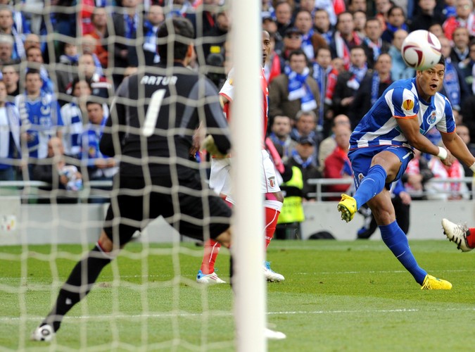 Hulk strzela na bramkę Sportingu Braga