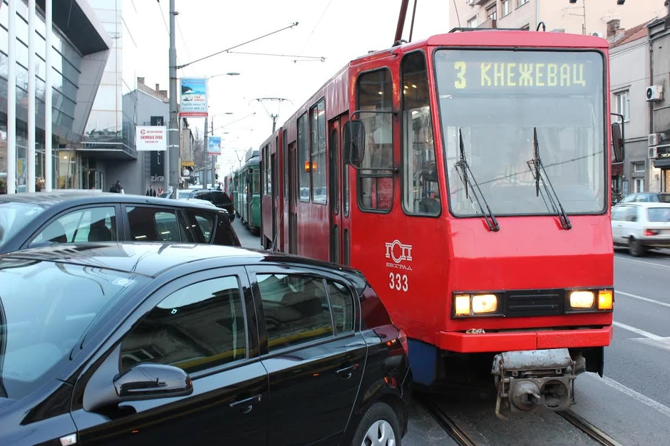 Prvo nije mogla da prođe "trojka", a potom još četiri tramvaja iza