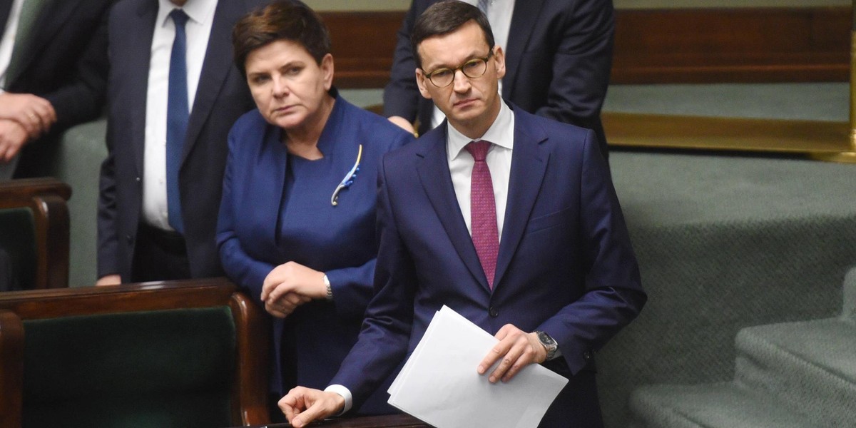 Morawiecki rozdaje mniej niż Szydło