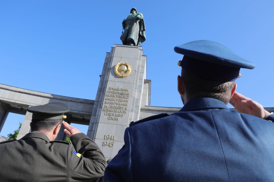 Dwaj ukraińscy żołnierze salutują podczas ceremonii składania wieńców przy Pomniku Radzieckim w Berlinie