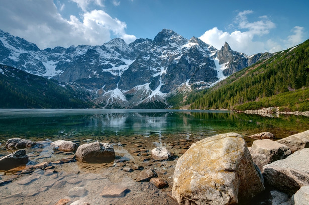 W procesji z insygniami ŚDM nad Morskie Oko wzięło udział kilkadziesiąt osób