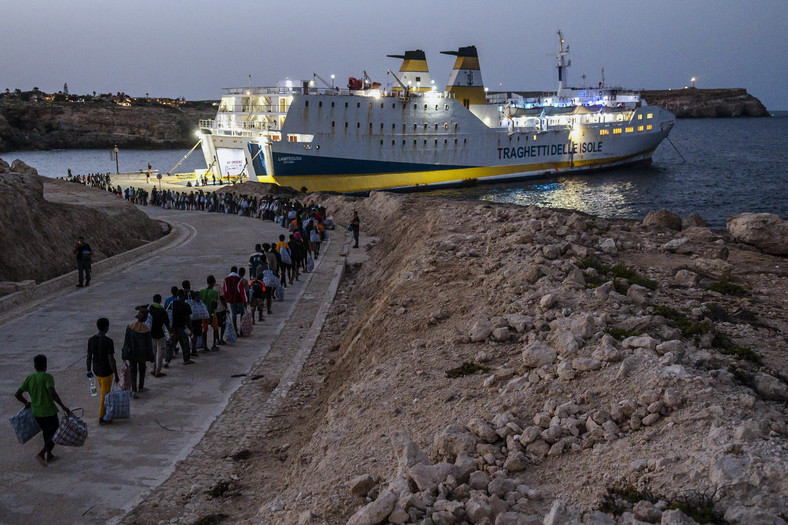 Migranci i uchodźcy wchodzą na prom na Sycylię. 17 września 2023 r.
