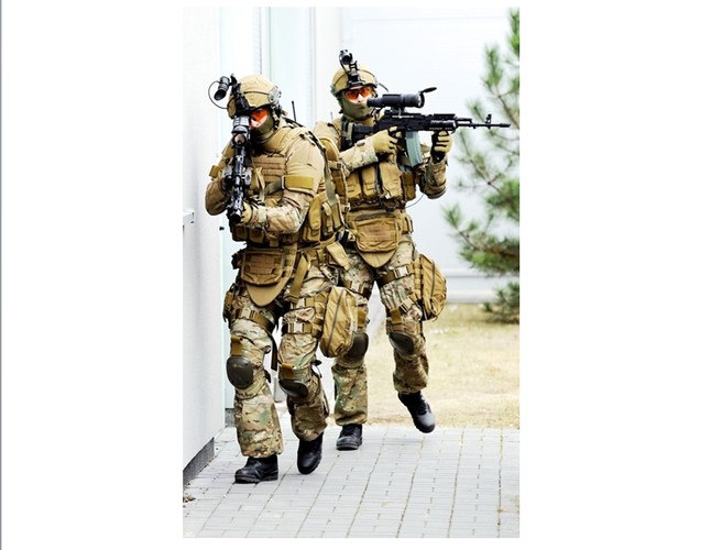 Najnowsza generacja umundurowania, która znajdzie się w Tytanie, będzie umożliwiała np. monitorowanie stanu rannego żołnierza czy poziomu zmęczenia na polu walki. To wszystko dzięki elektronicznym sensorom monitorującym funkcje życiowe.