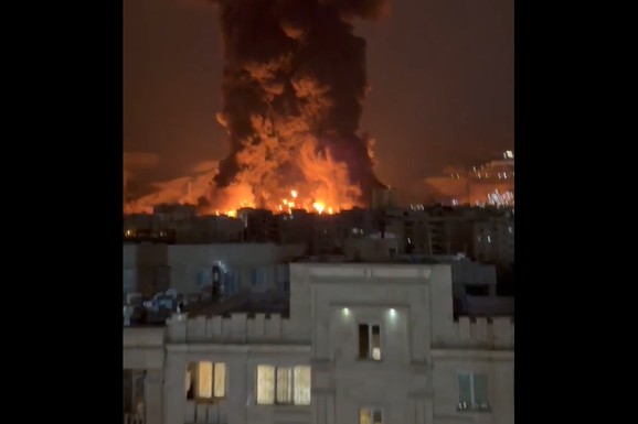 TRENUTAK KADA SE NOĆ PRETVORILA U DAN! Nebo se zacrvenelo, dim okovao ceo grad: Teheran je noćas bio na meti STRAVIČNIH UDARA, Izrael i Amerika poslali JEZIVU poruku (VIDEO)