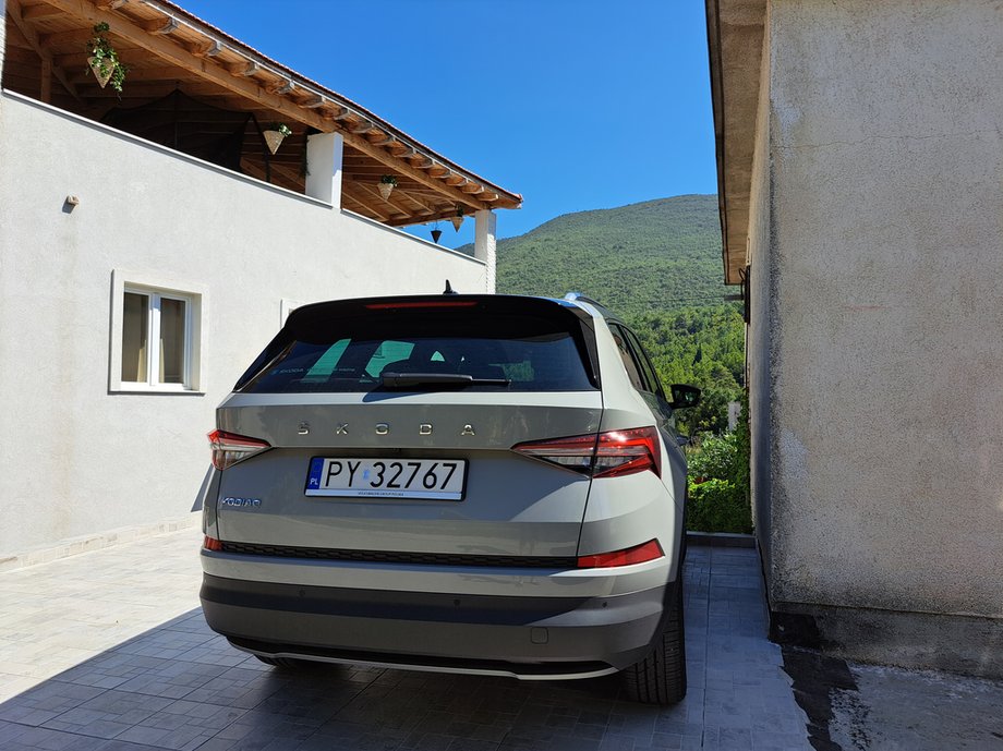 Skoda Kodiaq to duże auto, ale nawet w miejscu, gdzie jest bardzo ciasno zaparkujemy bez problemu. W manewrowaniu pomogą liczne czujniki nadzorujące otoczenie auta.