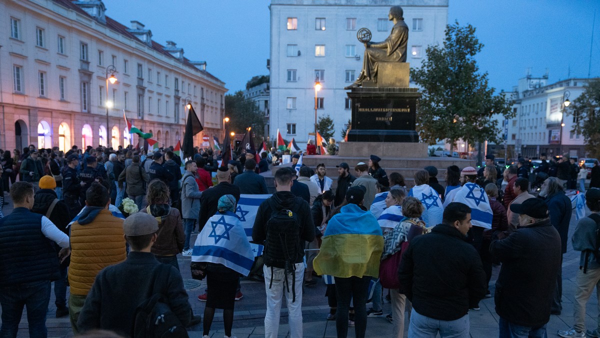 Protest Palestyńczyków pod pomnikiem Kopernika