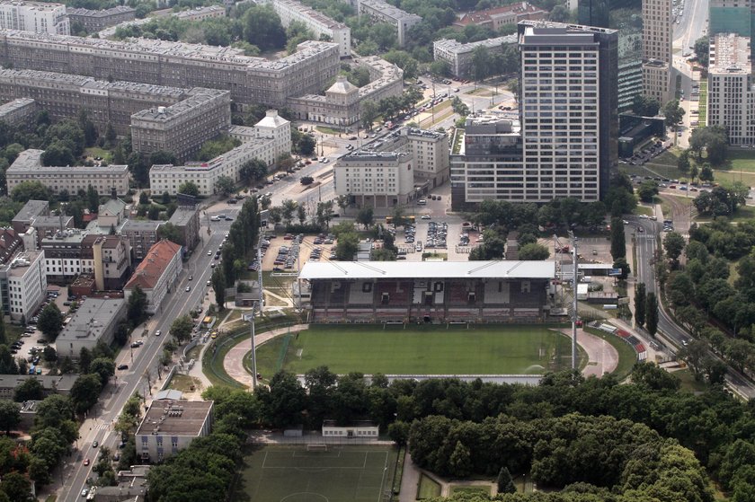 Chuligani zaatakowali kompleks Polonii Warszawa. Zdemolowali samochody