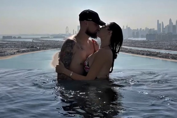 Ana ima 30 godina, udala se za fudbalera i rodila mu troje dece: Zbog njega se preselila na Bliski istok, a sad razmenjuju nežnosti u BAZENU NA VRHU ZGRADE