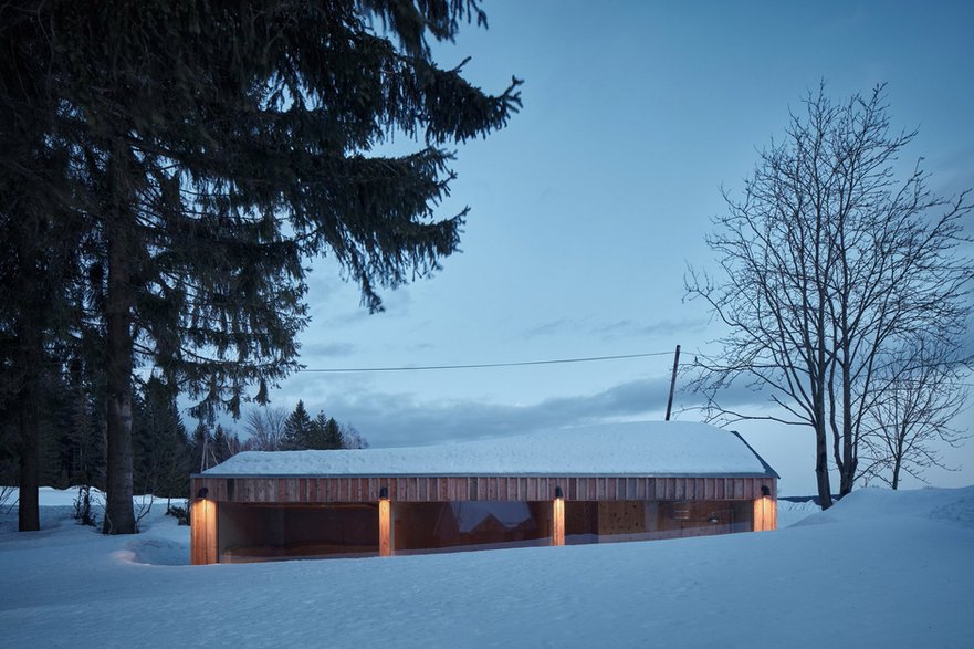 Sauna stojąca nieopodal domu, proj. Mjölk Architekti