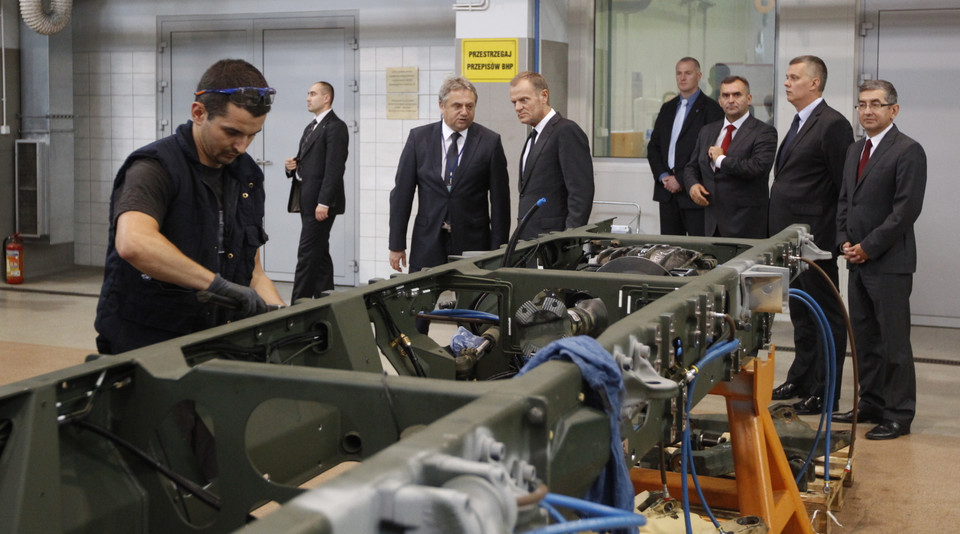 Donald Tusk podczas wizyty w Wojskowych Zakładach Mechanicznych