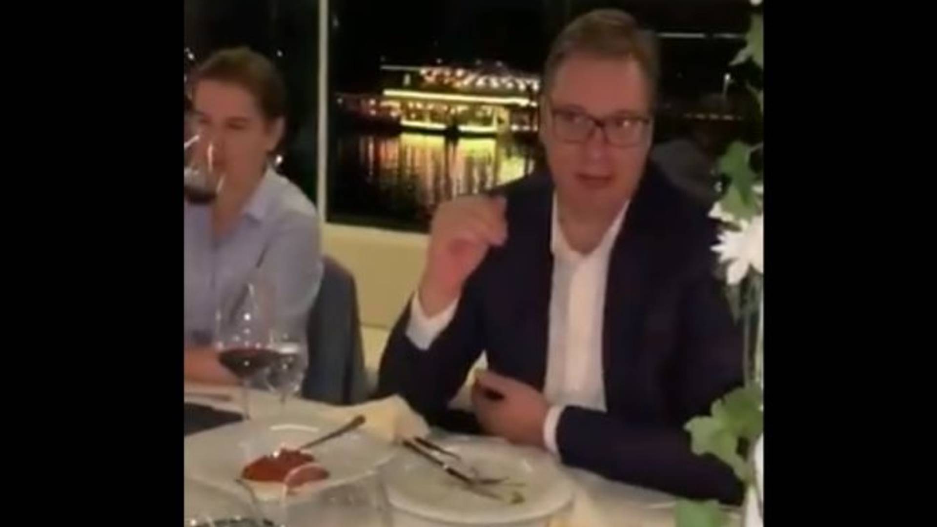 Vučić, Mali i Brnabić u noćnom provodu, pevaju "Sweet home Alabama"