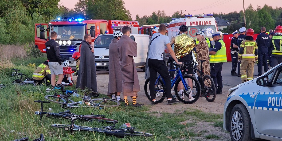 Samochód wjechał w grupę kolarzy.