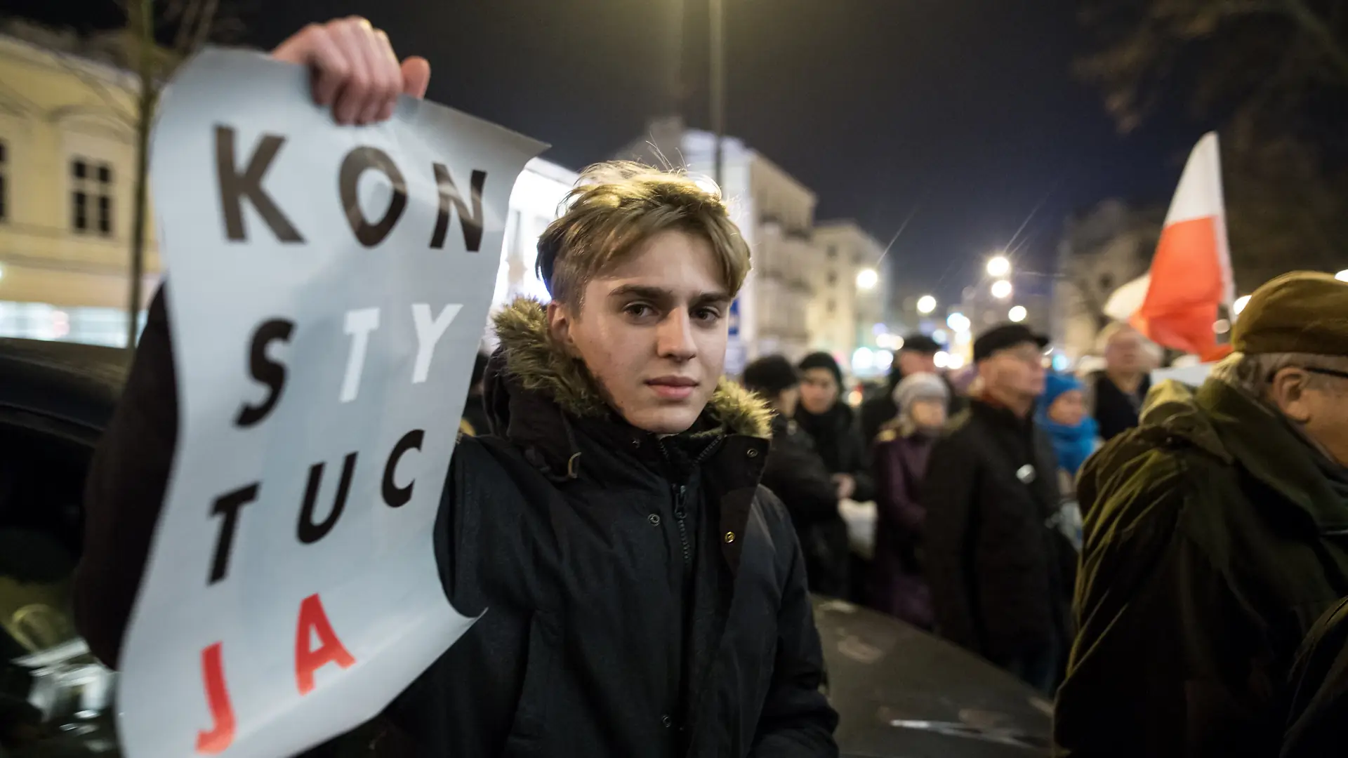 "Polska zmierza w kierunku demokracji policyjnej". Polacy wychodzą dziś na ulice w obronie sądów