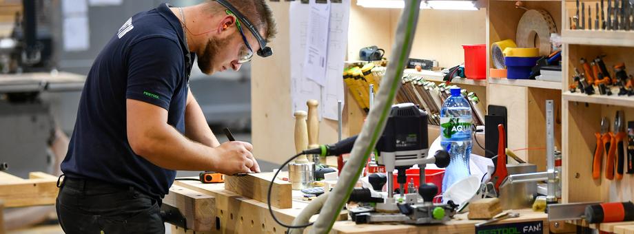 Uczestnik Radosław Kropaczewski w konkurencji stolarstwo podczas VIII Konkurs EuroSkills w Centrum Wystawienniczo-Kongresowym AmberExpo w Gdańsku