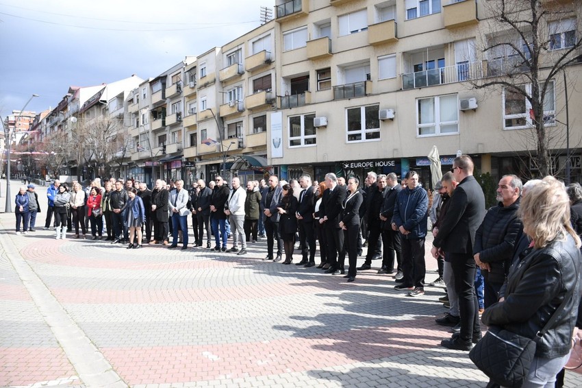 Venac na Trgu braće Milić su položili članovi porodica i prijatelji stradalih u NATO bombardovanju