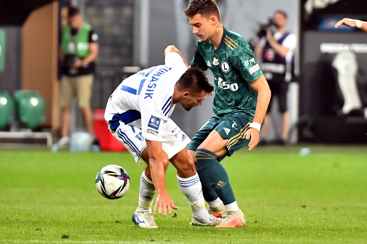 Piłkarz drużyny Legia Warszawa Ernest Muci (P) i Piotr Tomasik (L) z zespołu Wisła Płock podczas meczu Ekstraklasy, na Stadionie im. Marszałka J. Piłsudskiego