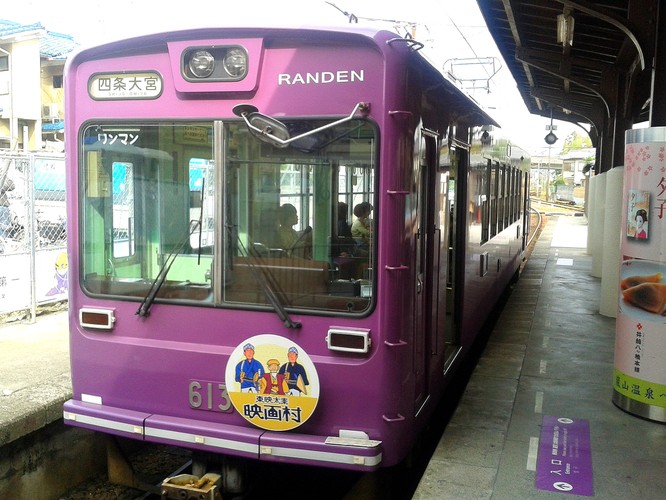 Nie wszystkie pociągi w Japonii są supernowoczesne, jednak nawet lokalne składy należące do niewielkich przewoźników są zadbane i często zwracają uwagę kolorystyką, jak np. ten pociąg w Kioto…