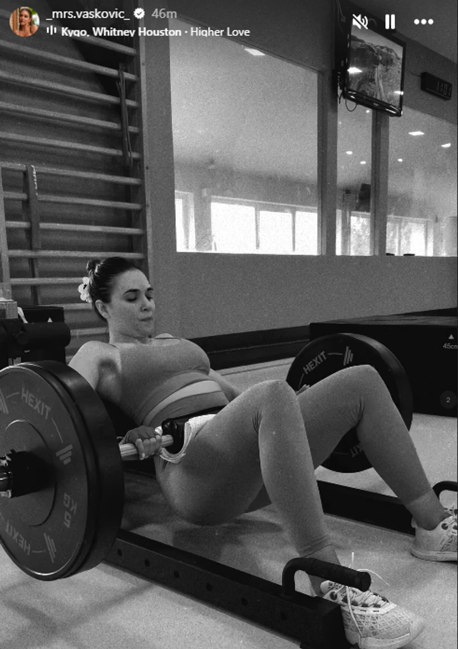 Aleksandra vežba u teretani