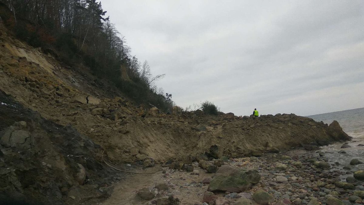 Na plażę w Gdyni Orłowie osunął się fragment tamtejszego klifu. Osunięcie nastąpiło na długości około 40 metrów; miejscami wysokość warstwy ziemi, która oderwała się od klifu, sięga dwóch-trzech metrów. Strażacy chcą sprawdzić, czy nie zostali przysypani ludzie.