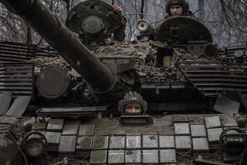Ukraińscy żołnierze w czołgu