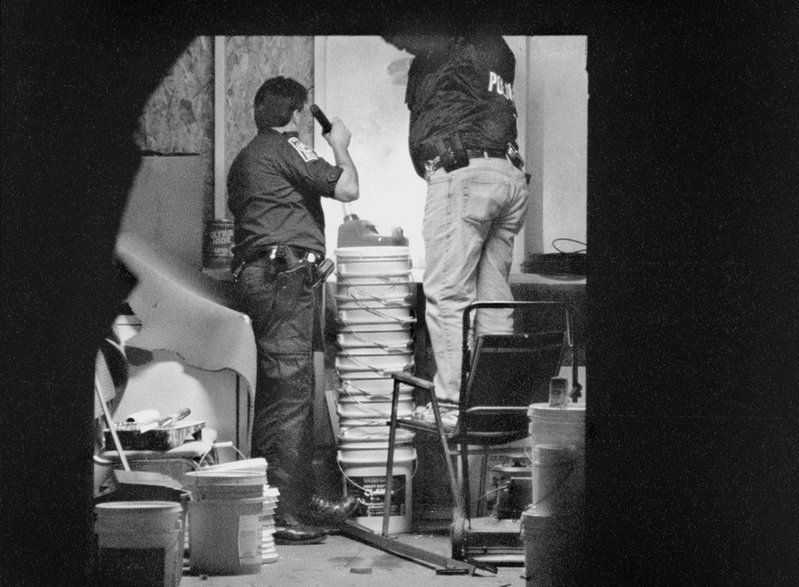 Policjanci z hrabstwa Prince William w stanie Wirginia przeszukują budynek, gdzie przechowywano narkotyki, w tym Oxycontin [15 lutego 2000 r.]