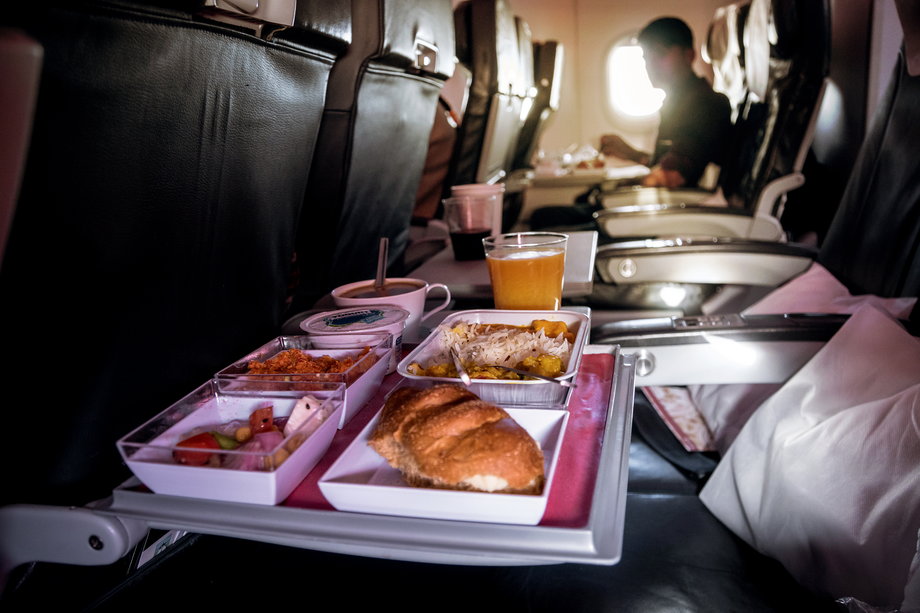 Pandemia koronawirusa może sprawić, że z pokładów samolotów znikną posiłki, do jakich przyzwyczaili się pasażerowie.