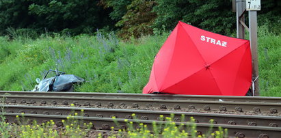 Tragiczny wypadek na Mazowszu. Auto wjechało pod pociąg. Dwie osoby nie żyją