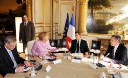 To ona trzęsie całą Unią Europejską? Białe rękawiczki Merkel. GALERIA