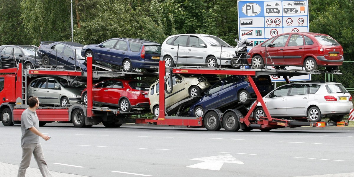 Lawety z używanymi samochodzmi wjeżdżają do Polski