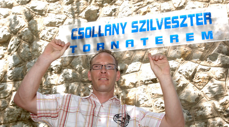 2010-ben Csollány Szilveszterről nevezték el a Vasasi Általános Iskola tornatermét Pécsett - MTI - Kálmándy Ferenc