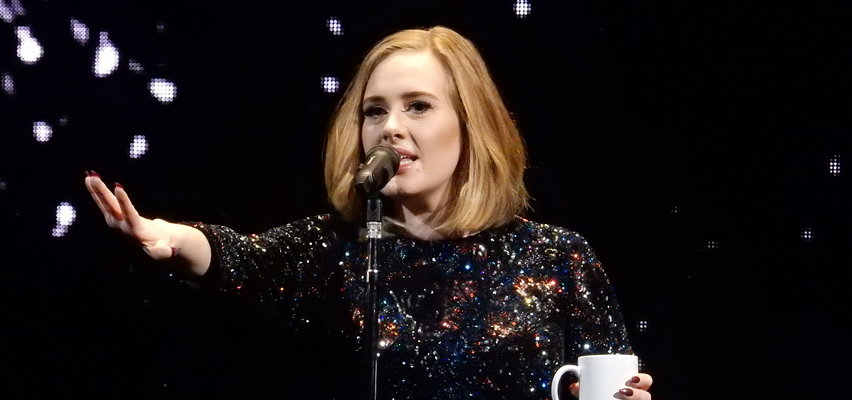 Adele zalała się łzami na filmiku, który opublikowała w sieci. Wyjaśniła, dlaczego jest załamana. Za co przeprosiła fanów?