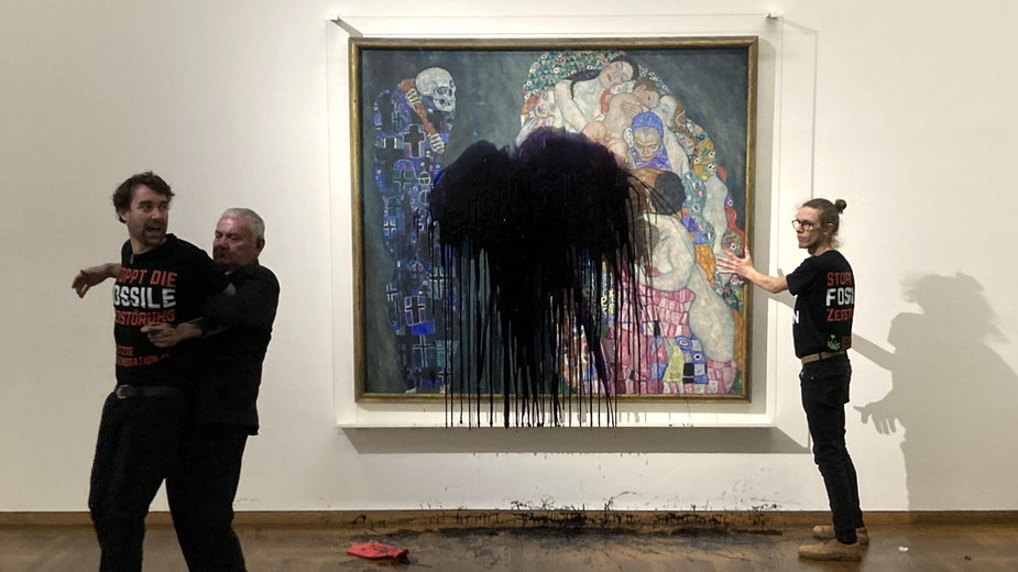 Obraz Gustava Klimta w Muzeum Leopolda w Wiedniu oblany czarną cieczą przez aktywistów klimatycznych 