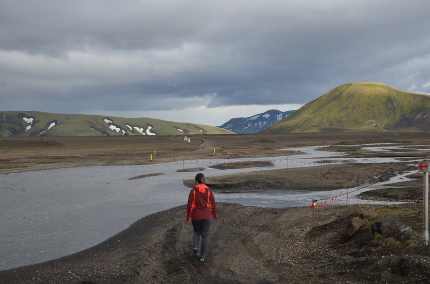 Droga Landmannaleið. Chorągiewki wyznaczają tor jazdy przez rzekę. Islandia.