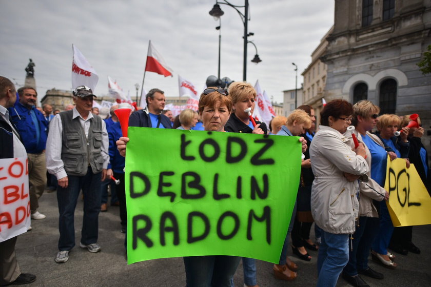 Pracownicy Wojskowych Zakładów Lotniczych manifestowali poparcie dla inwestycji Airbusa w Łodzi