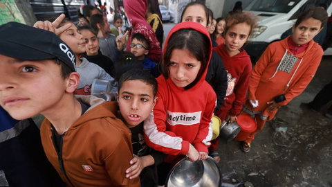 Szef dyplomacji UE: Izrael wykorzystuje głód w Gazie jako broń