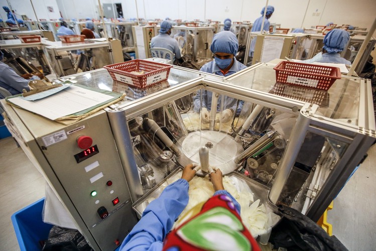 Karex, fabryka prezerwatyw<br><br> Fot. EPA/AZHAR RAHIM Dostawca: PAP/EPA.
